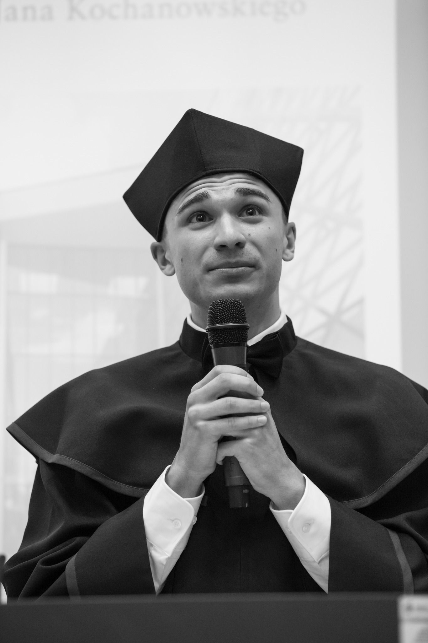 absolwent Damian Zaręba z mikrofonem