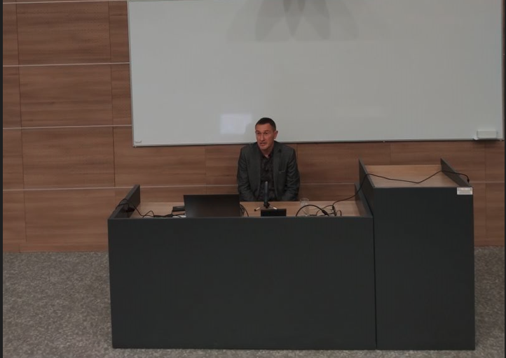 dr Grzegorz Świercz podczas wykładu