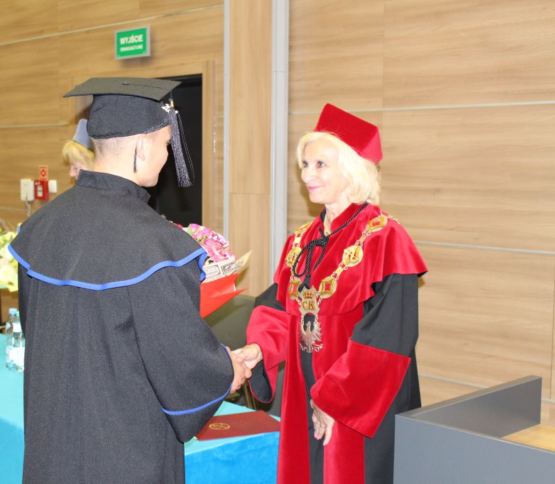 Prorektor D. Kozieł gratuluje absolwentowi