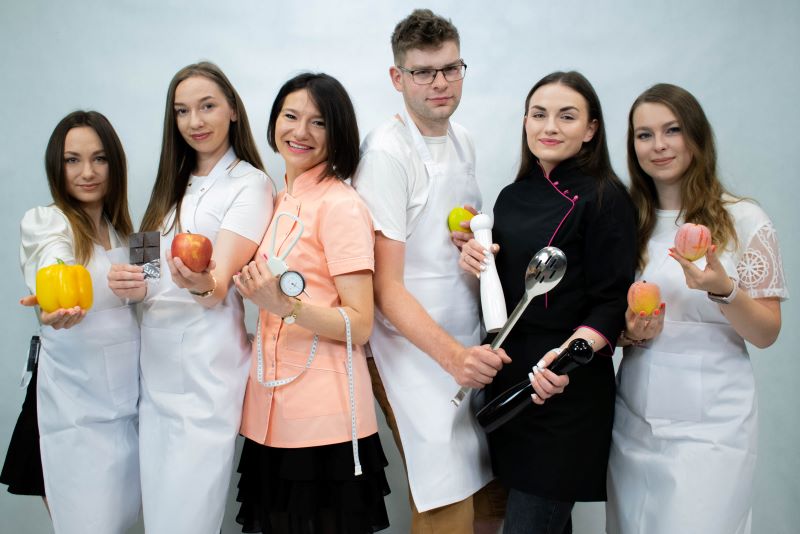 6 osób w fartuchach trzyma rekwizyty kuchenne w rękach m. in. dr Kamila Sobaś