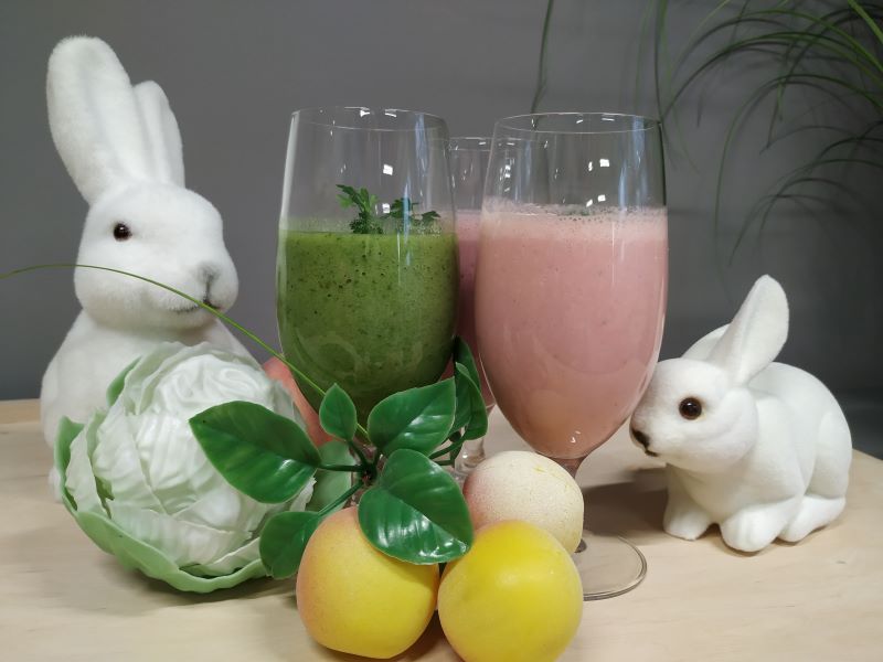 2 króliki wielkanocne, 2 koktajle zielony i różowy, jajka, ozdoby