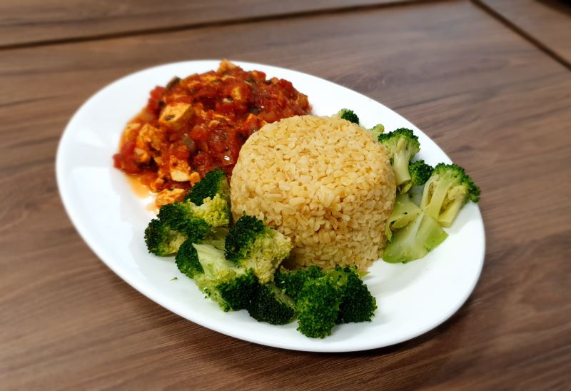 talerz z potrawą m.in. brokuły, ryż, sos