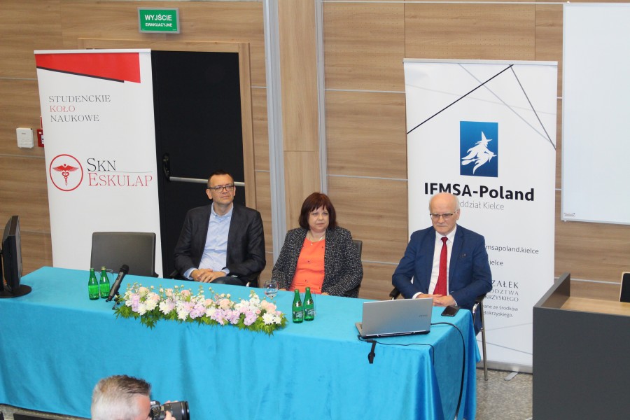 przy stole siedzi prof. S. Głuszek, dr M. Brzozowska, dr Michał Marzec