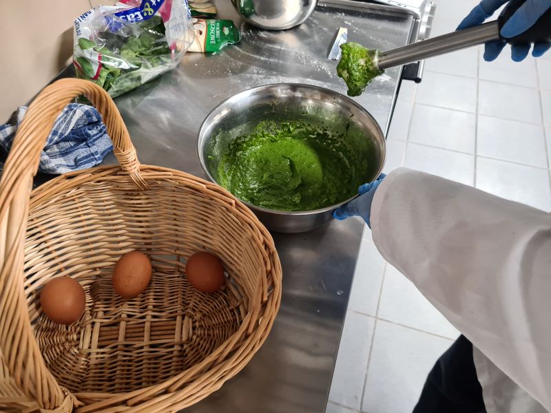 przyrządzanie potrawy zielonej, jajka w koszyku
