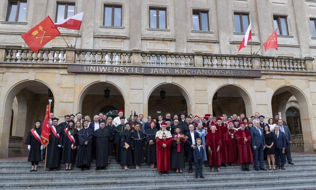 Rektor Stanisław Głuszek, prof. Anna Nasierowska-Guttmejer, Władze Uczelni UJK, studenci ze sztandarem oraz inne osoby na tle wejścia do Rektoratu UJK
