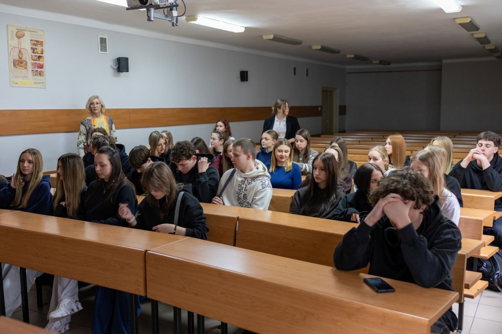 słuchacze w sali wykładowej
