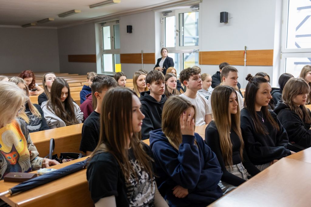 grupa studentów siedzi w sali wykładowej