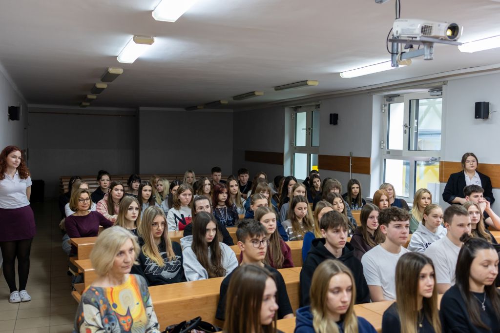 słuchacze siedzą w sali wykładowej