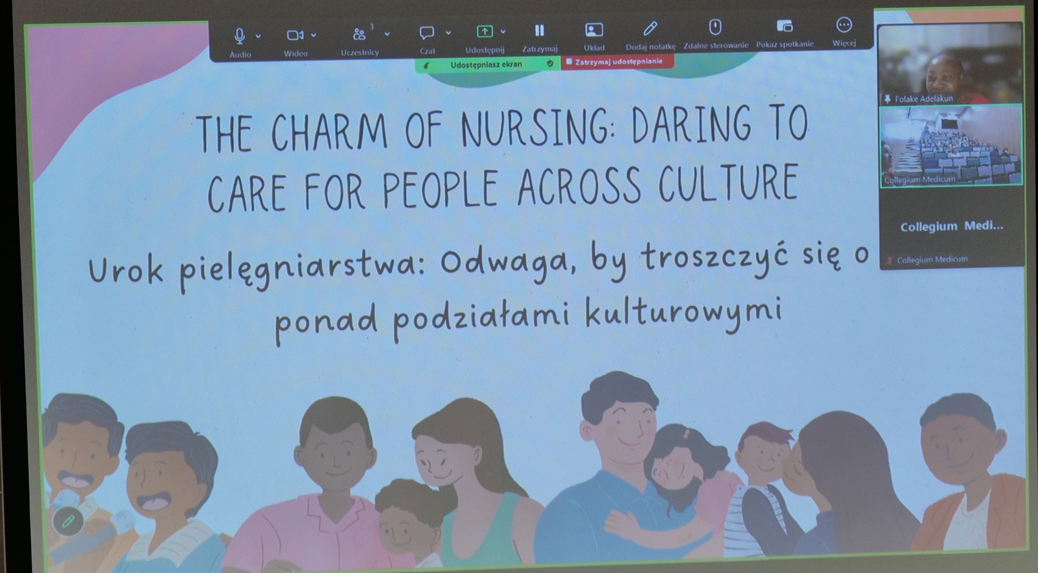 Slajd prezentacji wyświetlany podczas wideokonferencji, poświęcony tematyce opieki pielęgniarskiej i troski o pacjentów ponad podziałami kulturowymi. Na ekranie widoczny jest tytuł w języku angielskim i polskim oraz ilustracja przedstawiająca różnorodną grupę osób. Po prawej stronie znajdują się okna uczestników spotkania online.